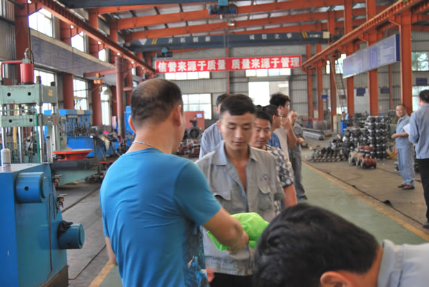 翁總慰問(wèn)高溫車(chē)間作業(yè)工人(2)
